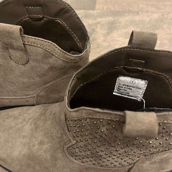 brown- grey women’s boots. - Picture 2 of 3